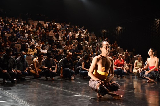 Penonton mempelajari dasar dari Igel Jongkok dipandu oleh penariDok. Komunitas Salihara/Witjak Widhi Cahya